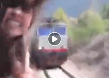 The Girl Was Making Reel By Taking Her Head Out Of The Window Of The Train, What Happened After That Ndtv Hindi Ndtv India