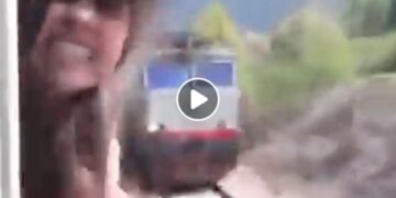 The Girl Was Making Reel By Taking Her Head Out Of The Window Of The Train, What Happened After That Ndtv Hindi Ndtv India