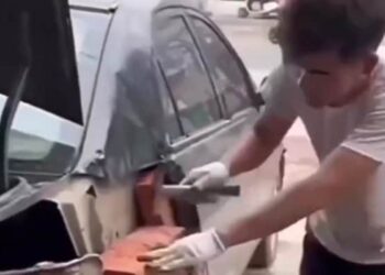 Real Jugaad: Man Repairs Damaged Car With Bricks, Man Repair Car With Bricks And Cement People Shocked After Seeing This Jugaad VIDEO