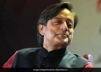 The Person Who Came With The Dictionary In Shashi Tharoors Program, People On The Internet Said – It Is A Necessary Step For His English Ndtv Hindi Ndtv India – शशि थरूर के कार्यक्रम में डिक्शनरी के साथ आया शख्स, इंटरनेट पर लोगों ने कहा