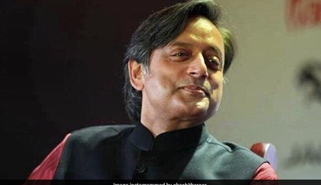 The Person Who Came With The Dictionary In Shashi Tharoors Program, People On The Internet Said – It Is A Necessary Step For His English Ndtv Hindi Ndtv India – शशि थरूर के कार्यक्रम में डिक्शनरी के साथ आया शख्स, इंटरनेट पर लोगों ने कहा
