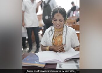 Dulhan Exam Hall Video: Bride Gave Her Exam In Her Wedding Lehenga, Kerala Bride Attends Physiotherapy Practical Exam Wearing Lab Coat Over Wedding Attire