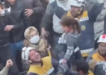 Relief Workers Rejoice When A Family Is Pulled Out After Being Buried For 40 Hours Ndtv Hindi Ndtv India