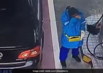 Female Gas Station Worker In China Breaks Down After Man Throws Money On Ground To Pay, Mercedes Owner Throws Cash On The Ground At Petrol Station, NDTV INDIA
