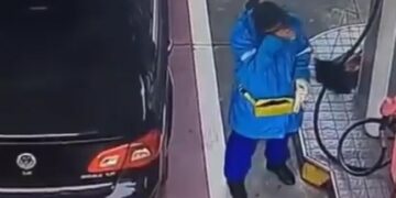 Female Gas Station Worker In China Breaks Down After Man Throws Money On Ground To Pay, Mercedes Owner Throws Cash On The Ground At Petrol Station, NDTV INDIA