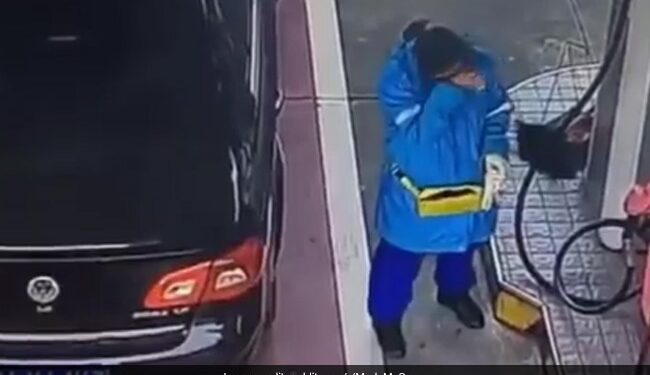 Female Gas Station Worker In China Breaks Down After Man Throws Money On Ground To Pay, Mercedes Owner Throws Cash On The Ground At Petrol Station, NDTV INDIA