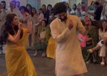 Woman Dances With Husband To Maan Meri Jaan At Their Baby Shower Internet Loves It Video Goes Viral