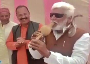 Tyonthar Mla Shyamlal Dwivedi Public Meeting Rewa Seen Wearing A Snake Garland: Bjp Mla Shyamlal Dwivedi Playing Beans With Snake Wrapped Around His Neck Watch Video