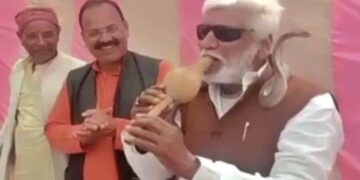 Tyonthar Mla Shyamlal Dwivedi Public Meeting Rewa Seen Wearing A Snake Garland: Bjp Mla Shyamlal Dwivedi Playing Beans With Snake Wrapped Around His Neck Watch Video