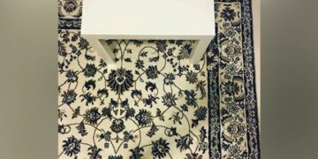 A Phone Is Hidden In This Carpet, It Is Difficult To Find It, It Will Not Be Able To Find It Even In 2 Minutes