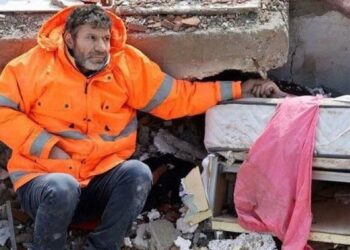 Not Every Father Is Lucky! Father Holding The Hand Of The Daughter Who Lost Her Life Under The Debris Of The Building Ndtv Hindi Ndtv India