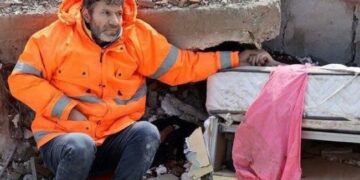 Not Every Father Is Lucky! Father Holding The Hand Of The Daughter Who Lost Her Life Under The Debris Of The Building Ndtv Hindi Ndtv India