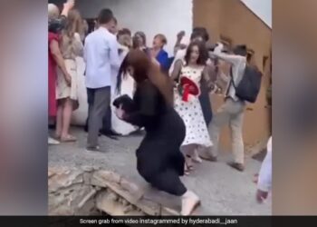 Aunty Fell Into The Drain While Making A Wedding Video, People Said – Abdullah Crazy About A Foreign Marriage Ndtv Hindi Ndtv India – शादी का वीडियो बनाने के चक्कर में नाले में गिरी आंटी, लोग बोले