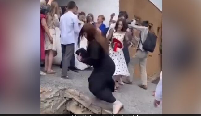 Aunty Fell Into The Drain While Making A Wedding Video, People Said – Abdullah Crazy About A Foreign Marriage Ndtv Hindi Ndtv India – शादी का वीडियो बनाने के चक्कर में नाले में गिरी आंटी, लोग बोले