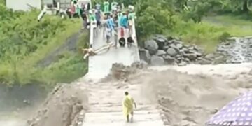 Viral Video: Viral Video Of A Person Crossing The Swollen River, Panic Prevailed Among The Viewers Ndtv India Ndtv Hindi