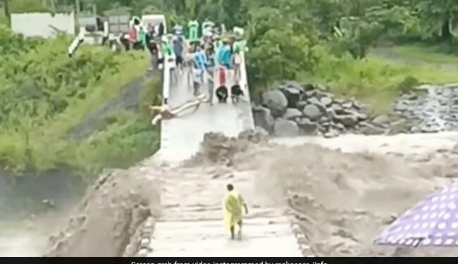 Viral Video: Viral Video Of A Person Crossing The Swollen River, Panic Prevailed Among The Viewers Ndtv India Ndtv Hindi