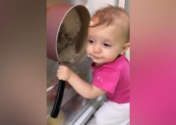 Cute Baby Video Viral On Social Media User Love Baby Expression Also – फ्रिज से खाना चुराते बच्चे का वीडियो हुआ वायरल, मासूम के शरारती एक्सप्रेशन देख लोग बोले