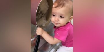 Cute Baby Video Viral On Social Media User Love Baby Expression Also – फ्रिज से खाना चुराते बच्चे का वीडियो हुआ वायरल, मासूम के शरारती एक्सप्रेशन देख लोग बोले