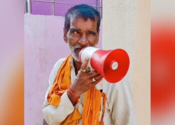 Chacha Is Selling Peanuts By Singing Bhojpuri Songs, Listeners Are Saying – A Song Will Be Made On This In Bhojpuri! – भोजपुरी गाने गाकर चच्चा मुंगफली बेच रहे हैं, सुनने वाले कह रहे हैं