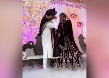 Bride Groom Video: Bride And Groom Crying On The Stage At Wedding Video Goes Viral, Dulha Dulhan Ka Video