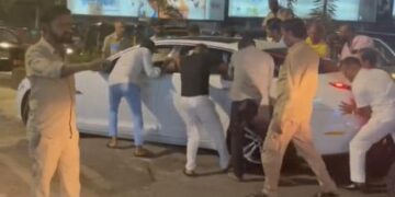 Jaguar XJ Car Gets Stuck On Speed Breaker In The Middle Of Traffic In Mumbai People Says This Is A Car Breaker – ट्रैफिक के बीच स्पीड ब्रेकर में फंसी Jaguar XJ कार, फिर जो हुआ, लोग बोले