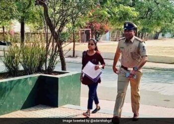 बेटी को पापा ने गलत एग्जाम सेंटर में छोड़ दिया, बेटी रोती रही, पुलिसकर्मी ने फिर बच्ची को पहुंचाया