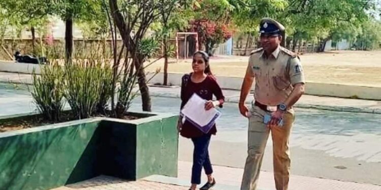 बेटी को पापा ने गलत एग्जाम सेंटर में छोड़ दिया, बेटी रोती रही, पुलिसकर्मी ने फिर बच्ची को पहुंचाया