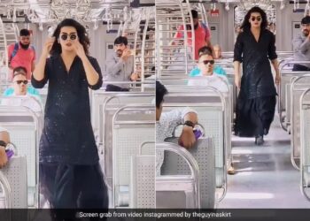 Man Was Doing Catwalk Wearing A Skirt In Mumbai Local Passengers Shocked Internet Says What A Confidence Video Viral – मुंबई लोकल में स्कर्ट पहनकर कैटवॉक कर रहा था शख्स, आंखे फाड़कर देखते रहे यात्री, यूजर्स बोले
