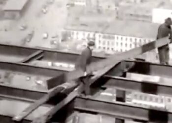 98 Years Ago Labours Use To Construct Building Without Any Safety Measures