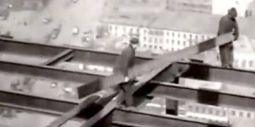 98 Years Ago Labours Use To Construct Building Without Any Safety Measures