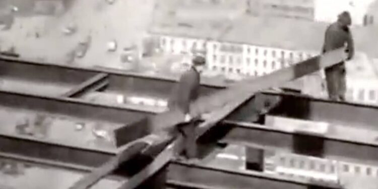 98 Years Ago Labours Use To Construct Building Without Any Safety Measures