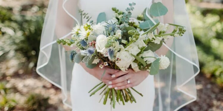 दूल्हा-दुल्हन ने शादी में आए गेस्ट को सर्व किया केवल पानी, गिफ्ट लेकर पहुंचे मेहमानों ने किया कुछ ऐसा…