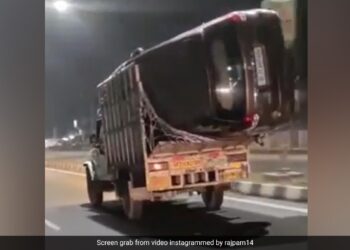 Driver Was Carrying Maruti Ertiga Car In Mahindra Bolero Pickup Truck Internet Shocked To See This Jugaad Viral Video – पिकअप ट्रक में कार रखकर ले जा रहा था ड्राइवर, जुगाड़ देख लोग हैरान, बोले