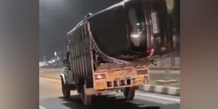 Driver Was Carrying Maruti Ertiga Car In Mahindra Bolero Pickup Truck Internet Shocked To See This Jugaad Viral Video – पिकअप ट्रक में कार रखकर ले जा रहा था ड्राइवर, जुगाड़ देख लोग हैरान, बोले