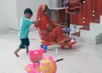 VIDEO: पोते के साथ खेलते-खेलते खुद बच्ची बनी दादी, साइकिल पर सवार दादी को देख बच्चे ने दिए कमाल के रिएक्शन