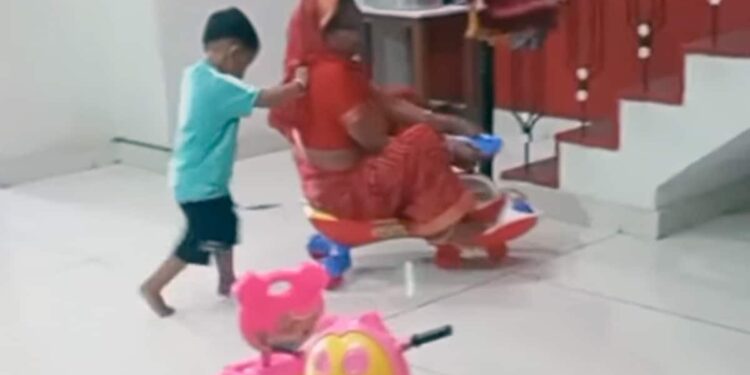 VIDEO: पोते के साथ खेलते-खेलते खुद बच्ची बनी दादी, साइकिल पर सवार दादी को देख बच्चे ने दिए कमाल के रिएक्शन