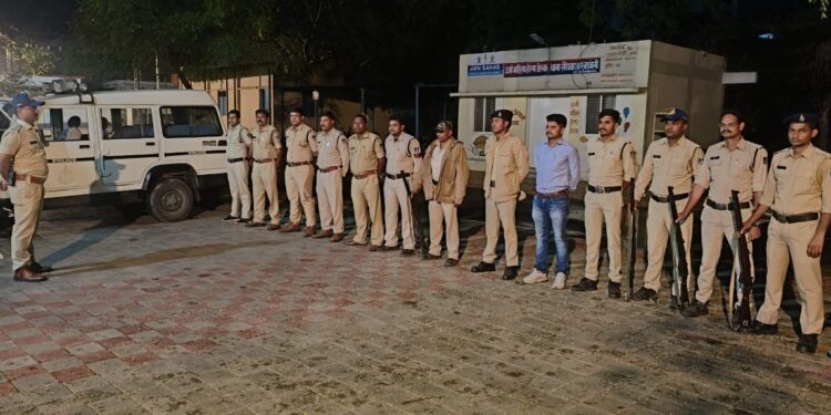 थाना सेंधवा शहर पुलिस द्वारा नाईट काम्बिंग गश्त कर 23 गुण्डे बदमाश तप्तीश कि