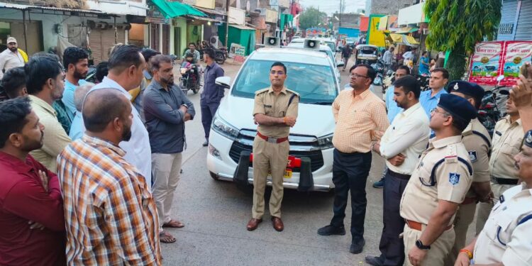 आगामी गुड़ी पड़वा , रमजान एवं रामनवमी के त्यौहार को देखते हुए कलेक्टर साहब और एसपी साहब ने देखी सेंधवा शहर की व्यवस्था