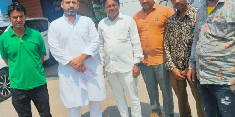 रमज़ान माह में मस्जिदों ,इबादतगाहों ,कबिरस्तानो की साफ सफाई और रौशनी के इंतेज़ाम करने को लेकर ज्ञापन दिया