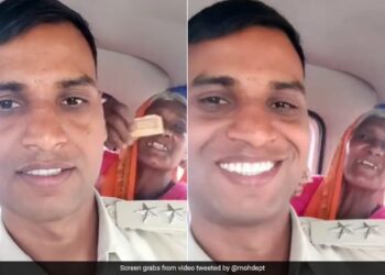 Heart Touching Video: Gwalior Dsp Santosh Patel Drop Old Age Women, Mp Home Department Shared Video, Holi 2023 And International Women Day