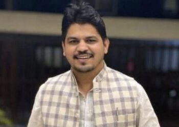 प्लास्टिक मुक्त भारत बनाने के लिए हर घर में कपड़े का थैला बांट रहे हैं विनय जांगिड़