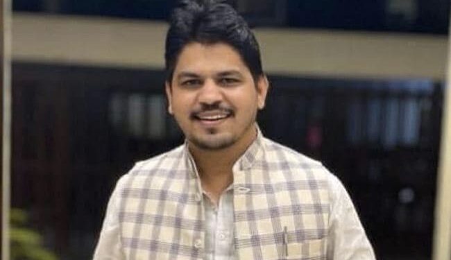 प्लास्टिक मुक्त भारत बनाने के लिए हर घर में कपड़े का थैला बांट रहे हैं विनय जांगिड़