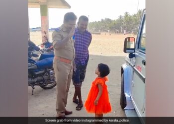 Little Girl Saluting Kerala Cop With A Cute Smile Internet Says Too Adorable