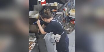 Woman Dropped Her Mobile In The Fryer While Cooking Then What Happened Next Will Make You Laugh In Viral Video