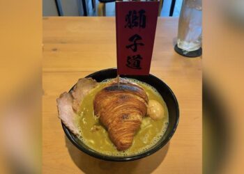 VIRAL: मलेशियाई रेस्टोरेंट ने रामेन सूप में क्रोइसैन डुबोकर परोसा, देख भड़क उठे लोग