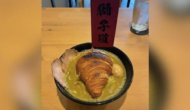 VIRAL: मलेशियाई रेस्टोरेंट ने रामेन सूप में क्रोइसैन डुबोकर परोसा, देख भड़क उठे लोग