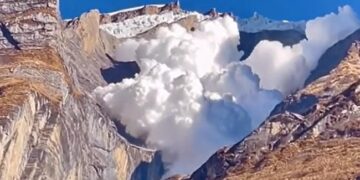 Cloud Avalanche On Mount Everest In Nepal See Viral Video Of Unseen Phenomenon