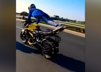 Man Did Pushups While Moving Bike Shocking Video: Bike Par Pushups, Shocking Video, Stunt Viral Video, Bike Stunt Video