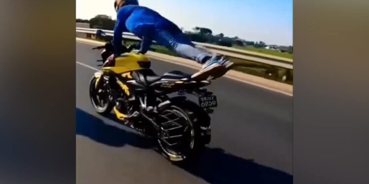 Man Did Pushups While Moving Bike Shocking Video: Bike Par Pushups, Shocking Video, Stunt Viral Video, Bike Stunt Video