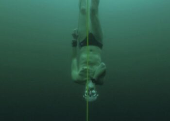 OMG: बर्फ से जमी झील में 170 फुट नीचे डुबकी लगाकर गोताखोर ने गिनीज बुक में दर्ज किया नाम